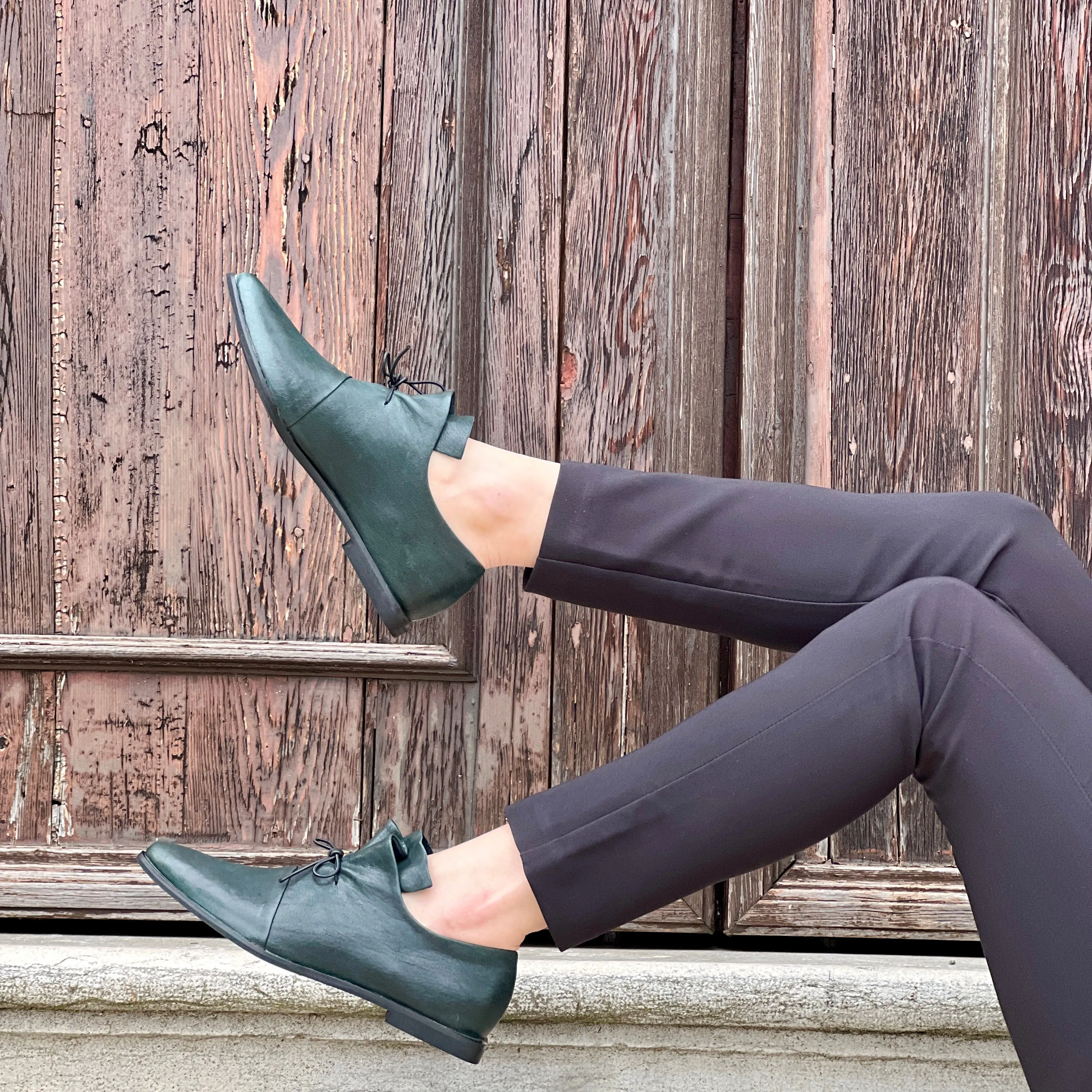 Poison Pet scarpa allacciata in pelle verde artigianale marchigiana