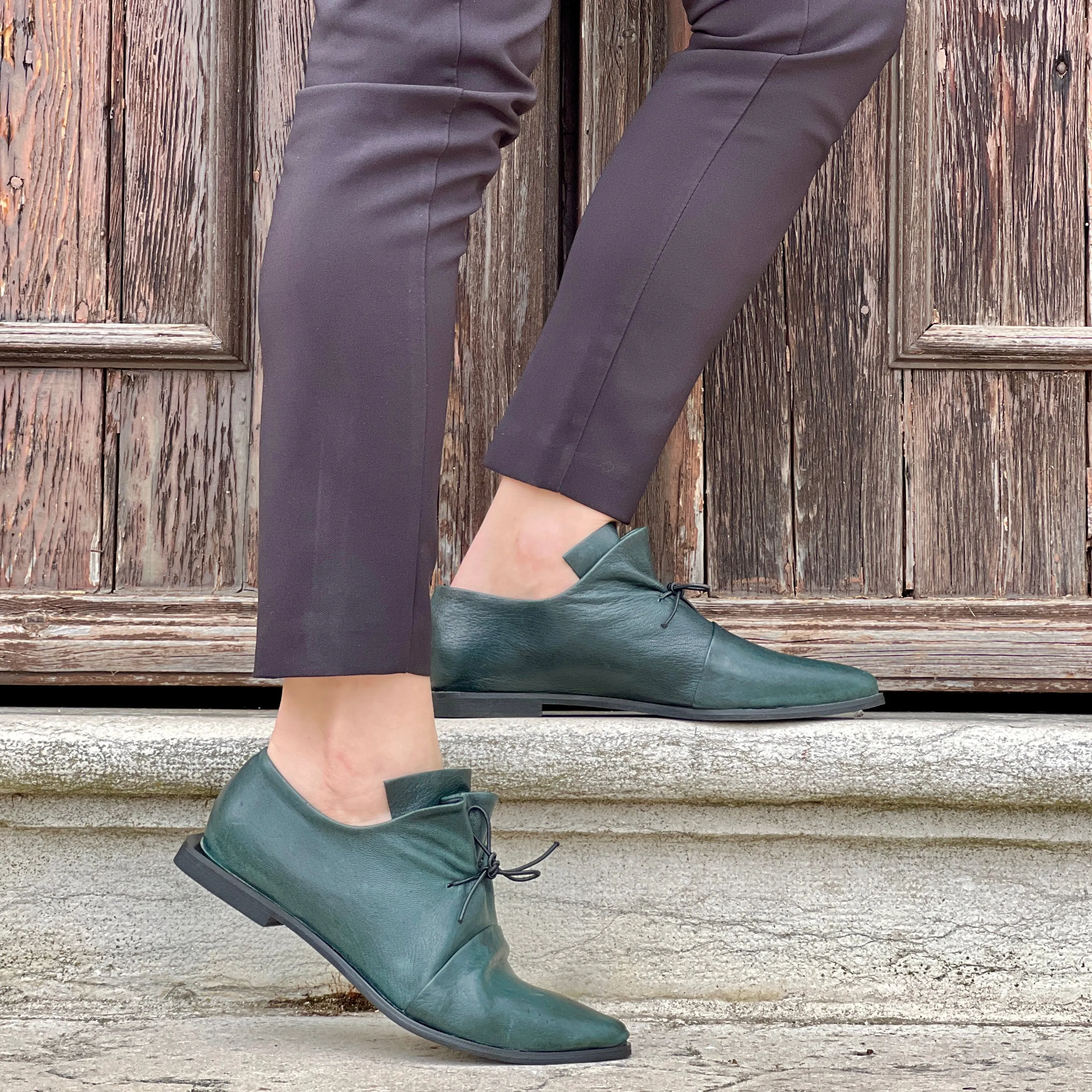 Poison Pet scarpa allacciata in pelle verde artigianale marchigiana