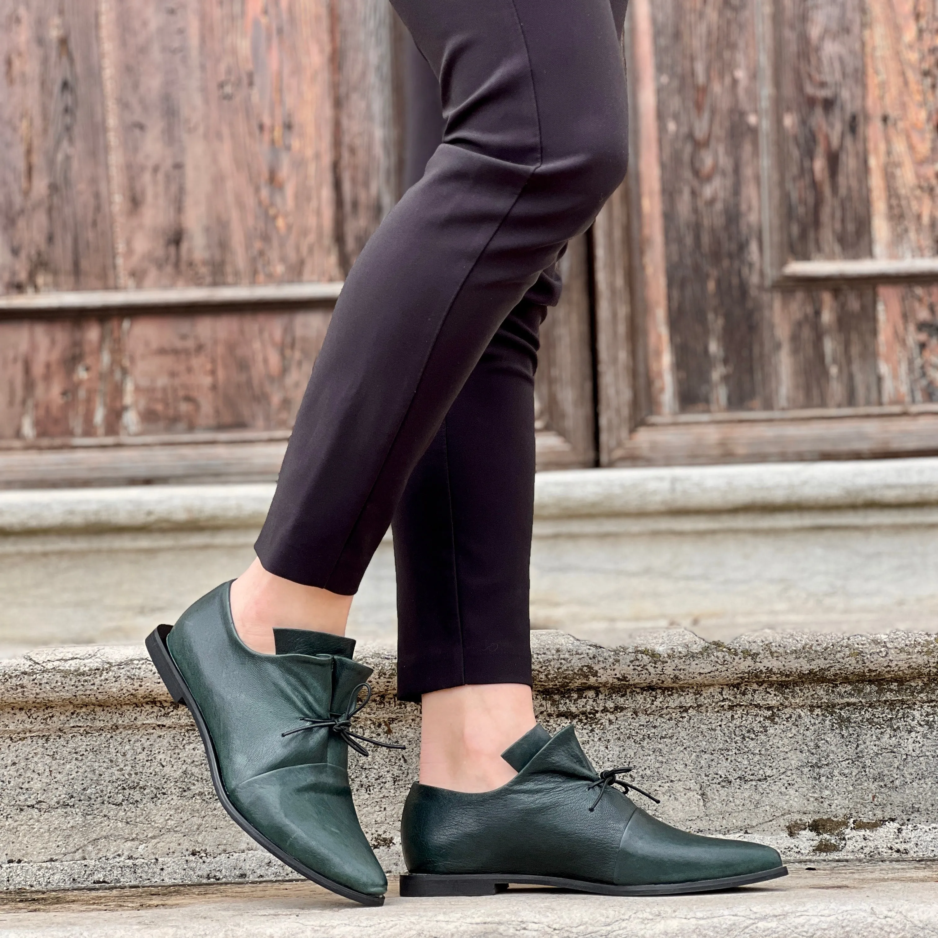 Poison Pet scarpa allacciata in pelle verde artigianale marchigiana